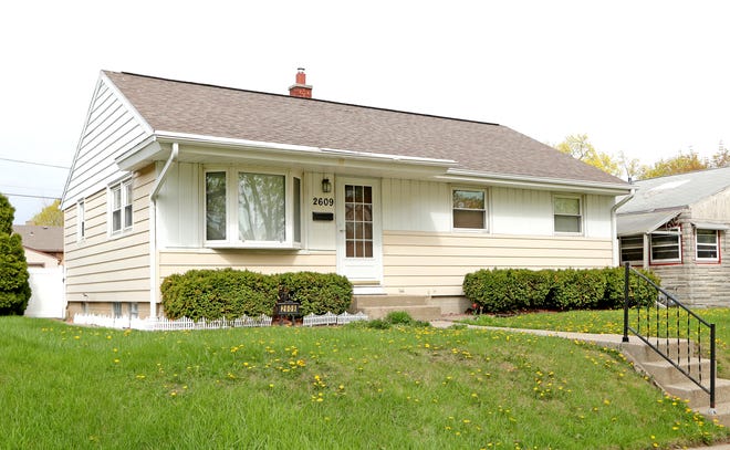 Read more about the article Wisconsin’s home sales market is red hot. Buyers scramble to outbid each other, offer $20,000 over asking price, scrap inspections…