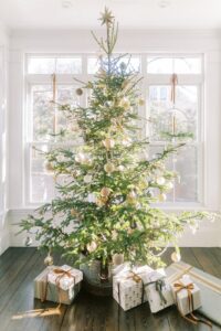 Read more about the article CHRISTMAS TREE DECORATING TREND – 3. Sparse and Minimalist Trees