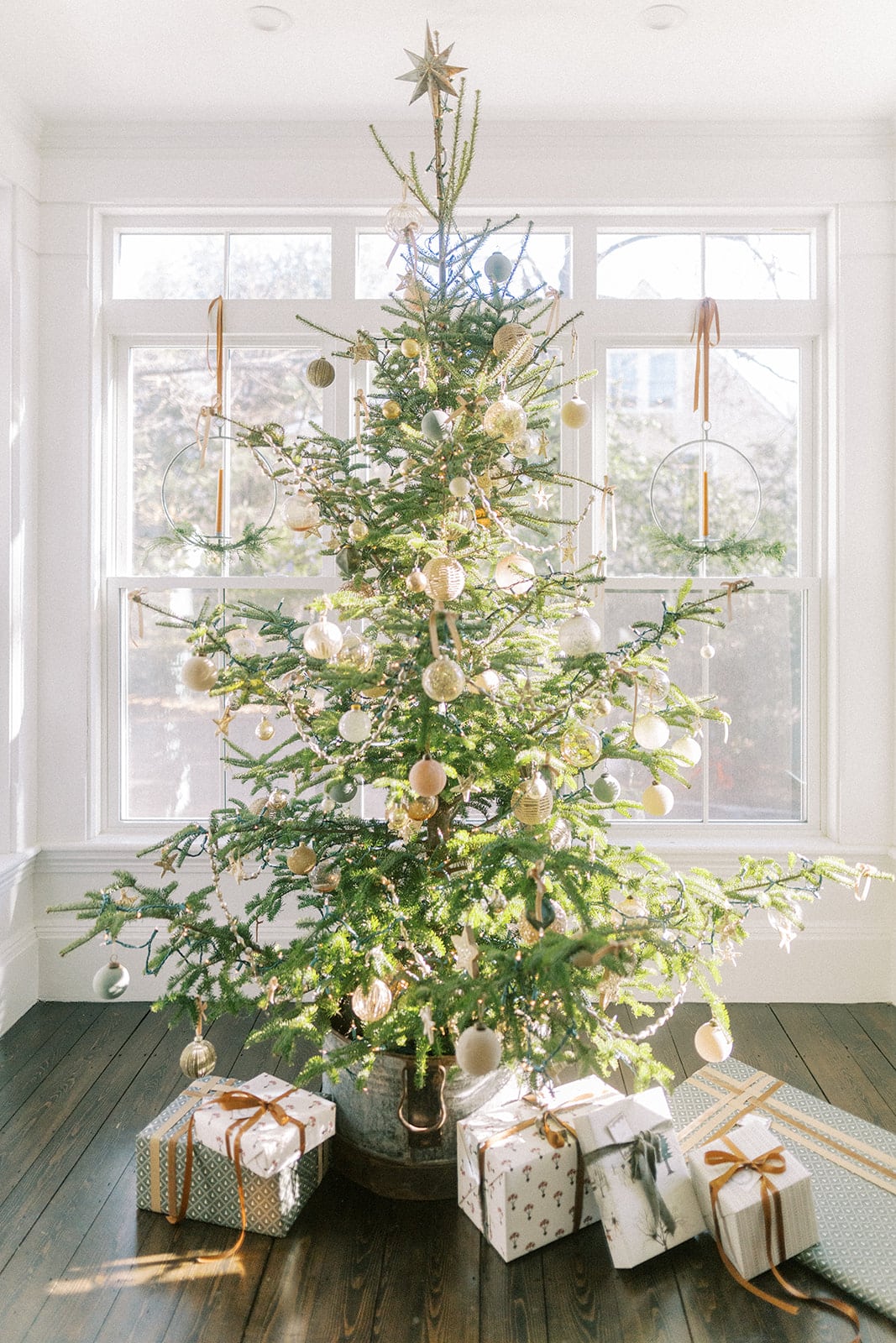 Read more about the article CHRISTMAS TREE DECORATING TREND – 3. Sparse and Minimalist Trees