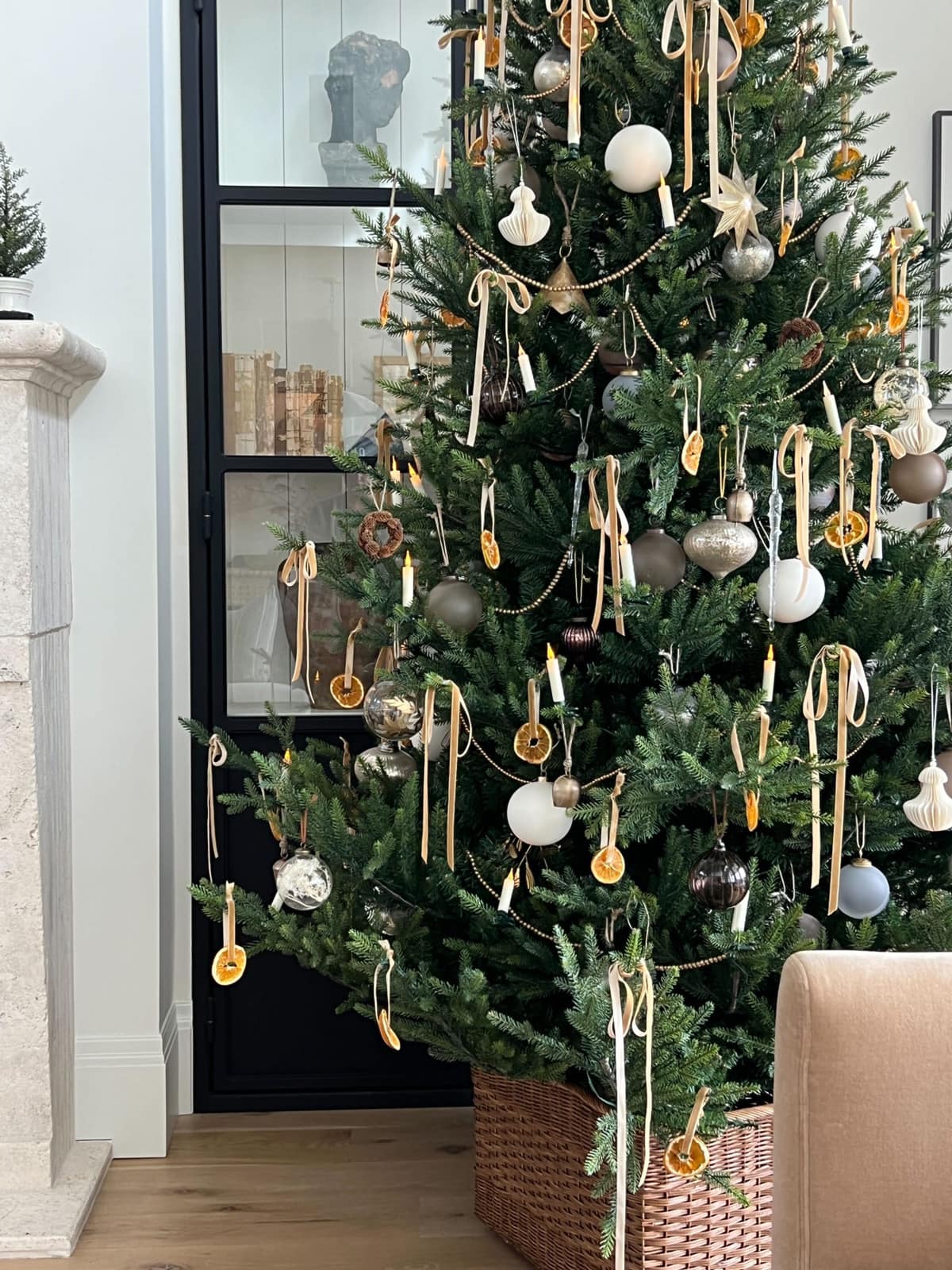 Read more about the article CHRISTMAS TREE DECORATING TREND – 6. Bows and Ribbon