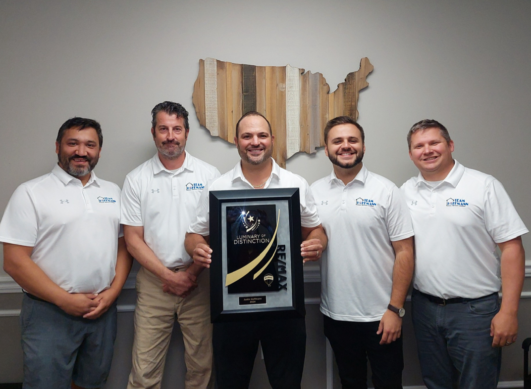 Read more about the article Team Hoffmann receives the RE/MAX Luminary of Distinction Award