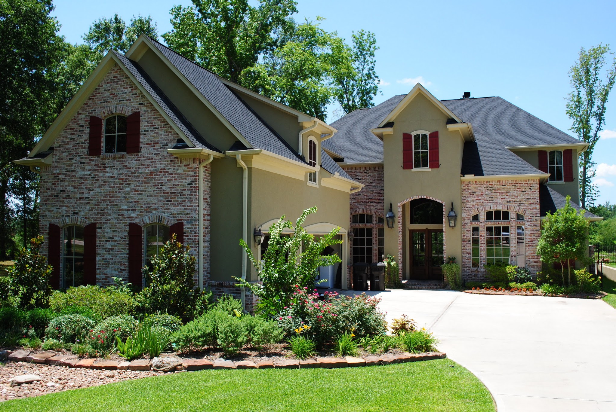 Read more about the article Experts Say Curb Appeal Is Still Factor Even With Low For Sale Home Inventory
