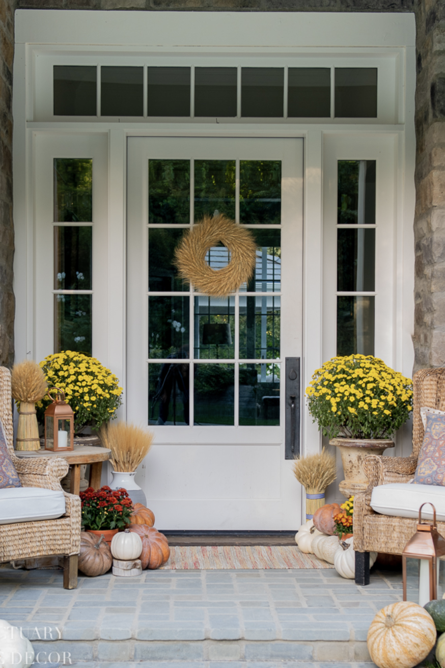 Read more about the article Creative Ways to Decorate Your Porch This Fall